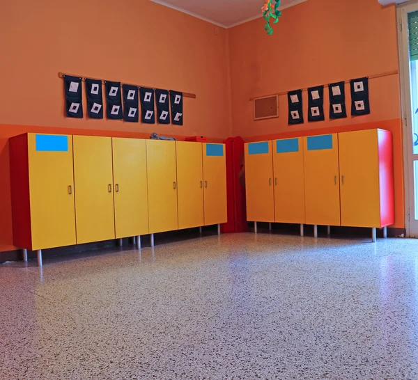 Kleedkamers en kluisjes van kleuterschool voor kinderen — Stockfoto