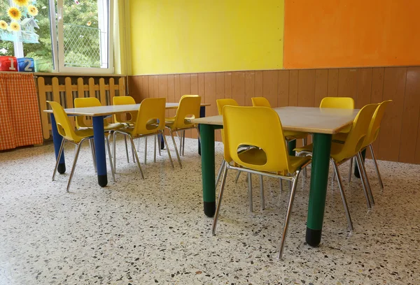 Sala de aula de jardim de infância com mesas e cadeiras amarelas sem crianças — Fotografia de Stock