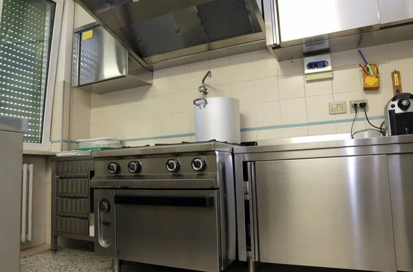 Cozinha industrial para preparar alimentos para muitas pessoas — Fotografia de Stock