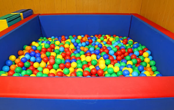 Ginásio da escola no jardim de infância com muitas bolas coloridas — Fotografia de Stock