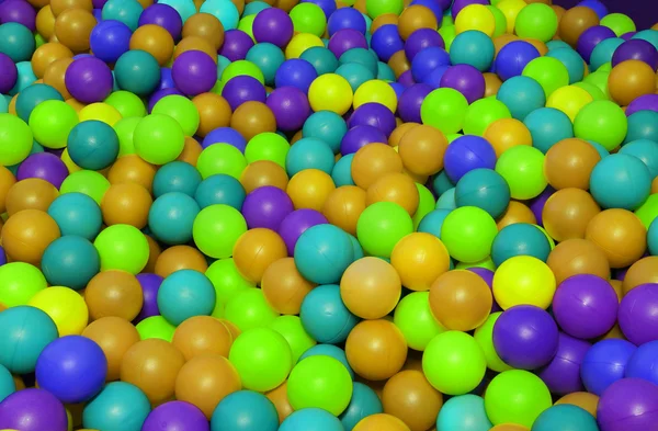 Háttérben a sok színes műanyag labdák, gyermekmedence — Stock Fotó