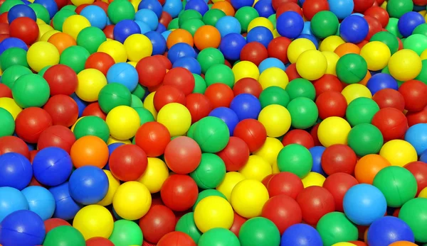 Vele gekleurde plastic ballen in een zwembad voor kinderen — Stockfoto
