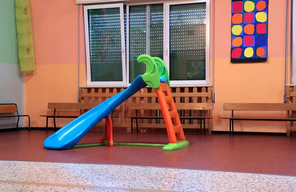 Glissière en plastique pour les enfants à la maternelle — Photo