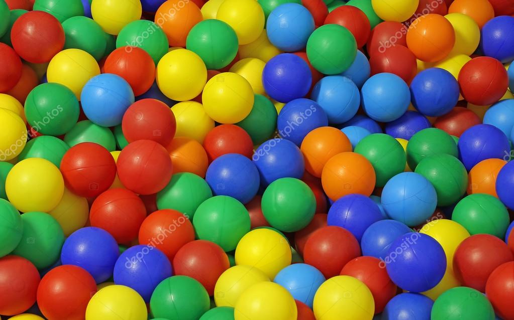 Fundo de muitas bolas coloridas de plástico na piscina de bolas em