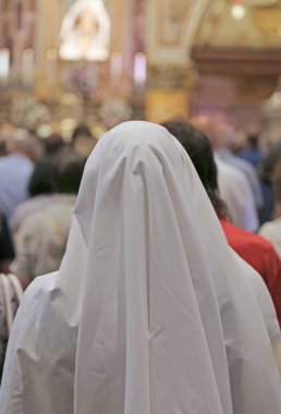 Rahibe dua Hıristiyan Kilisesi içinde beyaz örtü ile