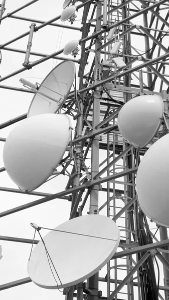 Antenne di telecomunicazione e ripetitori di segnali televisivi — Foto Stock