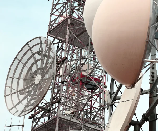 Antenas y repetidores de señales de televisión y teléfono — Foto de Stock