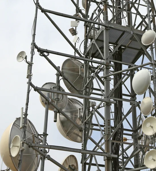 Nagy távközlési antennák és jelismétlők — Stock Fotó