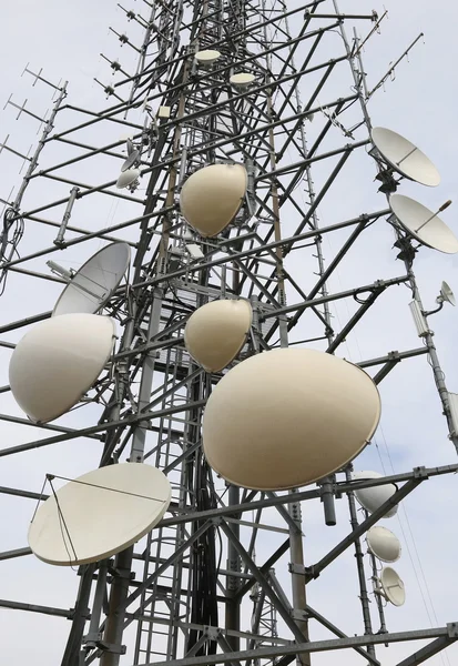 Repetidores de señales de televisión y teléfono — Foto de Stock