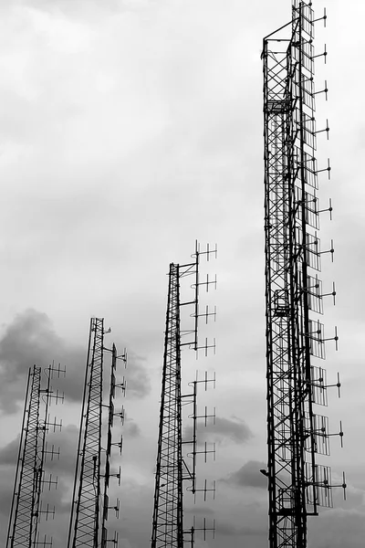 Большие антенны телевизионных и телефонных сигналов — стоковое фото