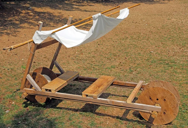 Vieille voiture de l'âge de pierre en bois — Photo