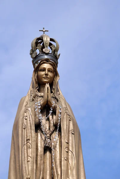 Estátua de Nossa Senhora com as mãos apertadas e a preciosa Coroa — Fotografia de Stock
