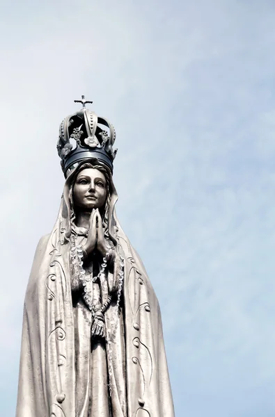 Antike Statue unserer Dame mit gefalteten Händen — Stockfoto