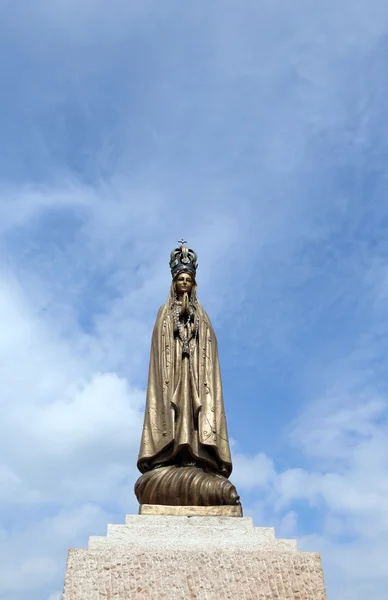 Statue der Jungfrau Maria mit der kostbaren Krone — Stockfoto