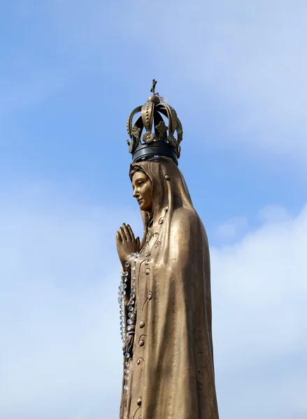 Statua Matki Boskiej z drogocennej korony — Zdjęcie stockowe