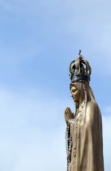 Antike Statue unserer Dame mit gefalteten Händen und dem kostbaren — Stockfoto