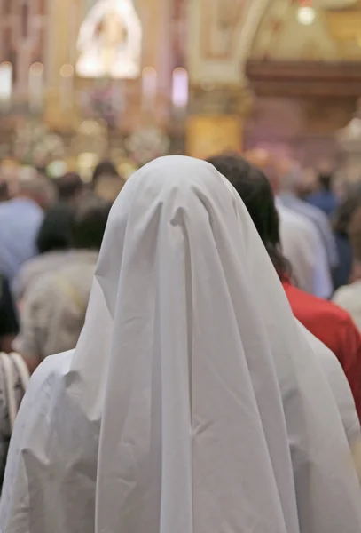 Nunna med vit slöja i bön inne i the Christian Church — Stockfoto