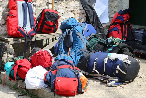 Många ryggsäckar efter berget vandringen i skogen — Stockfoto