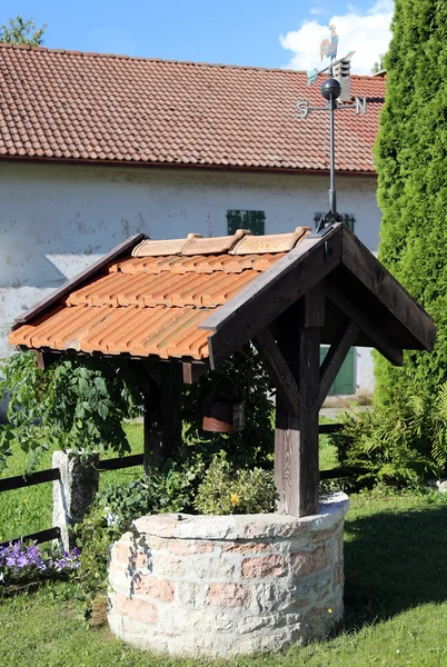Old well to collect water in a country house — Stock Photo, Image