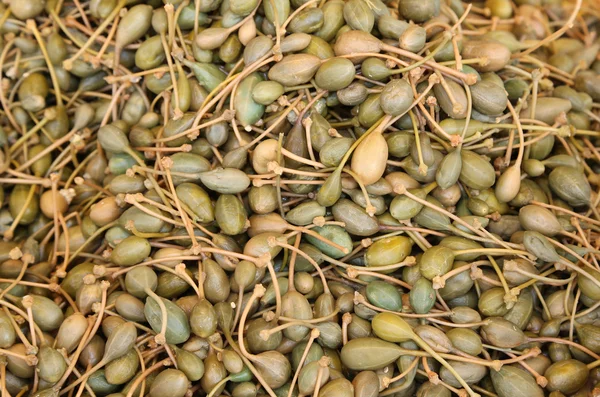 Alcaparras verdes en venta en tienda de frutas y verduras —  Fotos de Stock