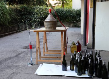 Şişeleme ve damacana şişe şarap decanting