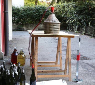 Şişeleme ve damacana şişe şarap decanting