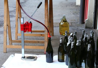 Şişeleme ve damacana şişe şarap decanting