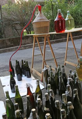 Şişeleme ve damacana şişe şarap decanting