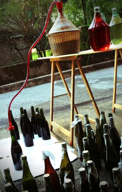 Şişeleme ve damacana şişe şarap decanting