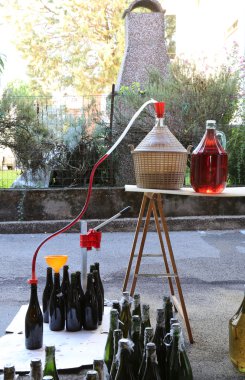 Şişeleme ve damacana şişe şarap decanting