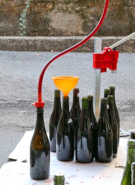 Şişeleme ve damacana şişe şarap decanting