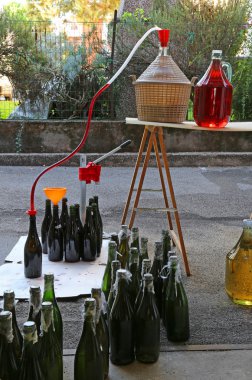 Şişeleme ve damacana şişe şarap decanting