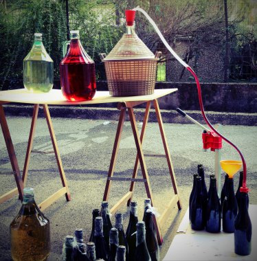 Şişeleme ve damacana şişe şarap decanting