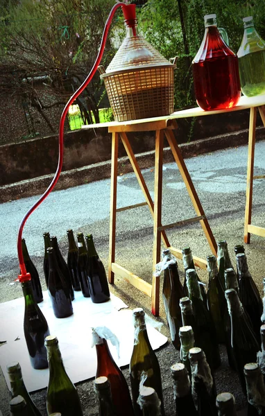 Embouteillage et décantation du vin des bouteilles Carboy — Photo