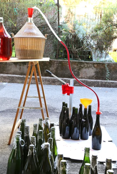 Embouteillage et décantation du vin des bouteilles Carboy — Photo