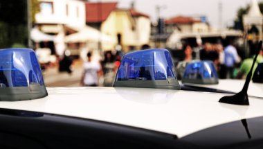 Şehirde devriye sırasında polis arabası