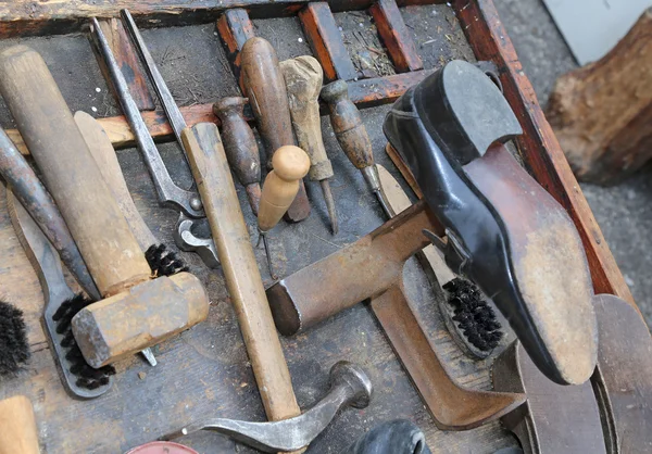 Старые инструменты для ремонта обуви в Cordwainer — стоковое фото