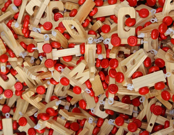 Letras de madera para hacer palabras poniéndolas en una fila una después de — Foto de Stock