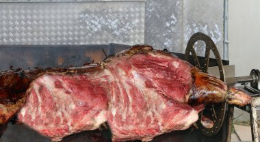 Festival süresince tükürmek bir boğa ile et lokantası