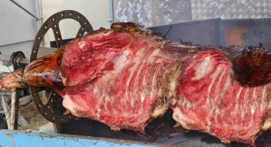 şiş ile köz üzerinde büyük sığır eti pişmiş