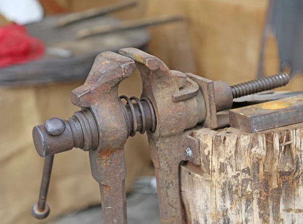 Ancient blacksmith vise in the Museum of ancient things — ストック写真