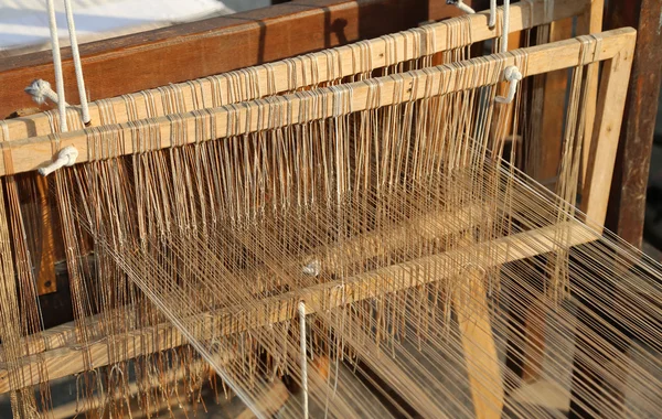 Velho quadro de fiação de madeira para processamento têxtil — Fotografia de Stock
