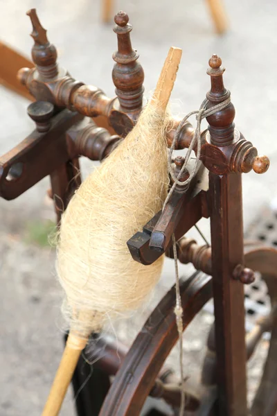 Old spinning wheel and a spindle — Stok fotoğraf