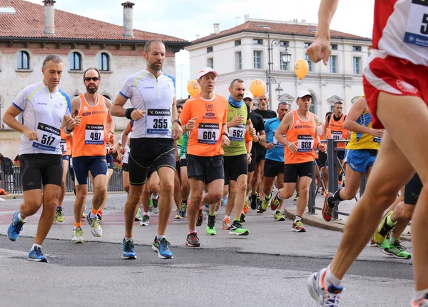 Vicenza, Italia. 20 de septiembre de 2015. Corredores de maratón en la carretera — Foto de Stock