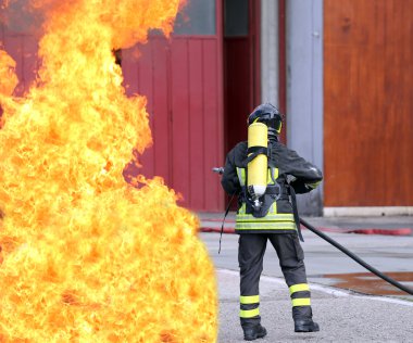 yangın itfaiye oksijen şişe ile kapalı