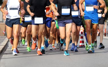 Koşucular kasabada yolda maraton sırasında