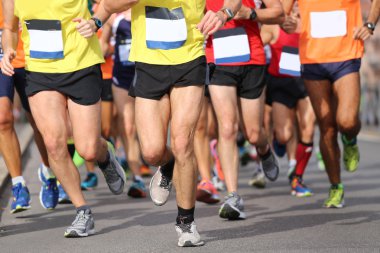 Koşucular kasabada yolda maraton sırasında
