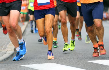 Koşucular kasabada yolda maraton sırasında