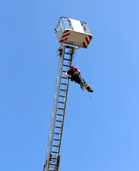 Пожежник повісив мотузку, що піднімається у пожежній частині — стокове фото