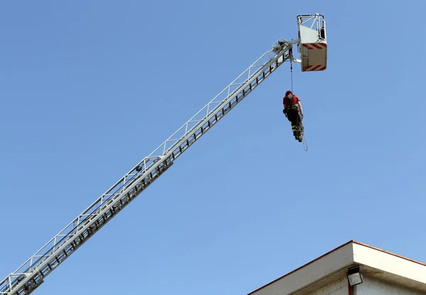Vigile del fuoco appeso la corda arrampicata durante l'esercizio pratico — Foto Stock